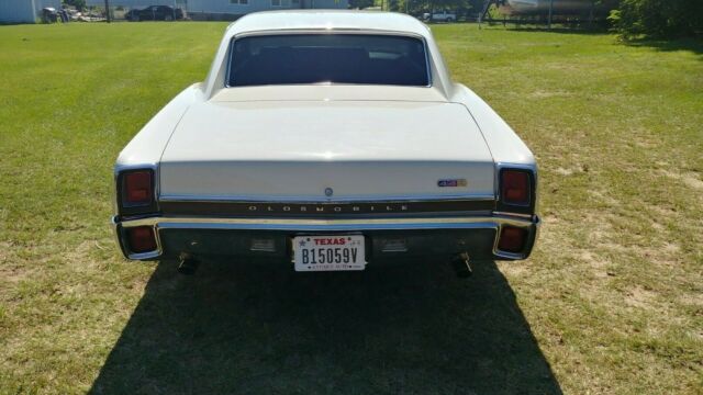 1967 White Oldsmobile 442 Coupe