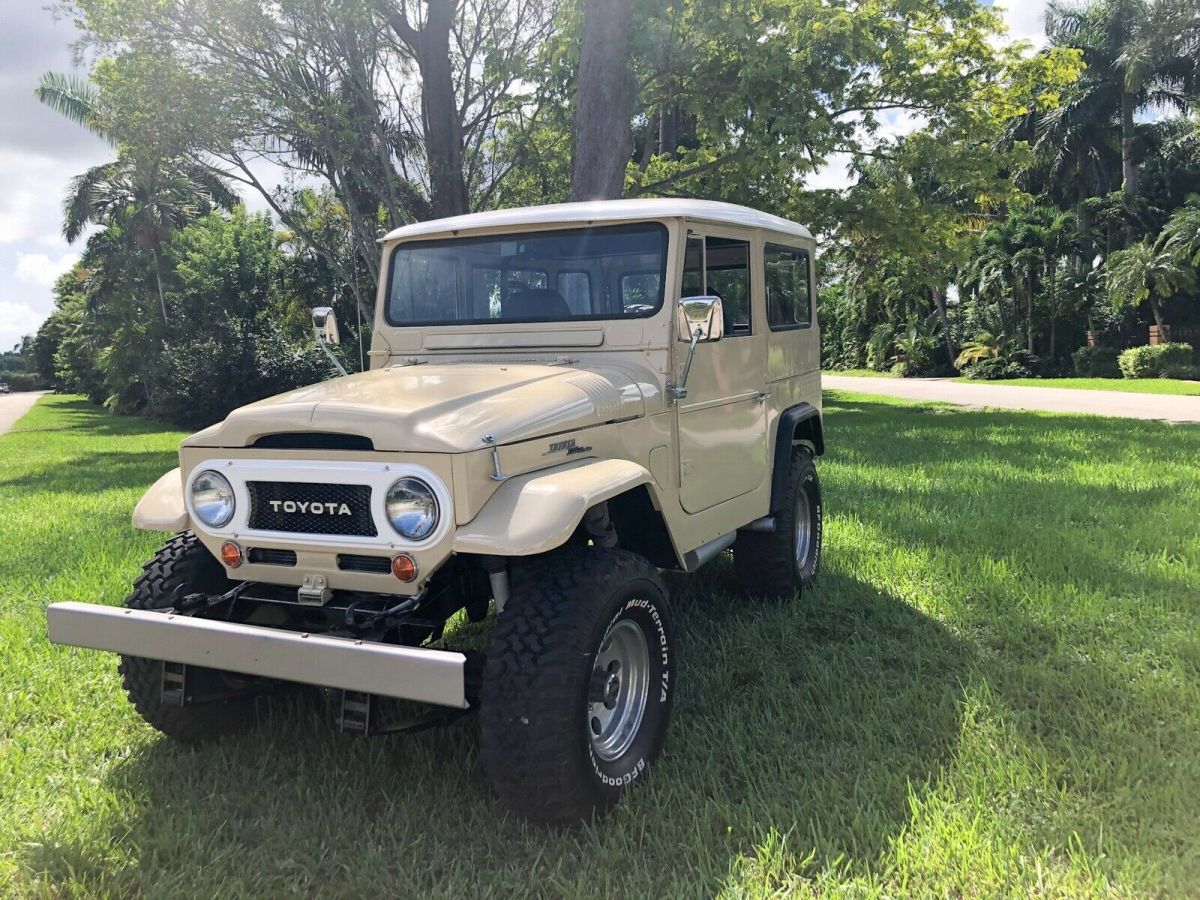 1967 Brown Toyota FJ Cruiser SUV