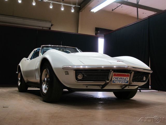 1968 White Chevrolet Corvette Coupe