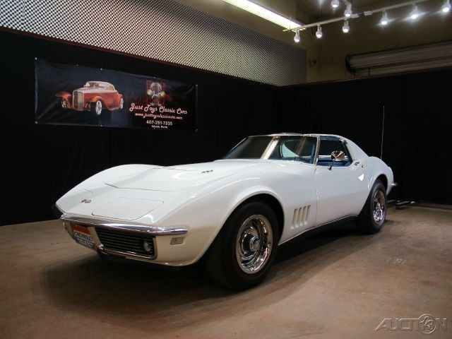 1968 White Chevrolet Corvette Coupe