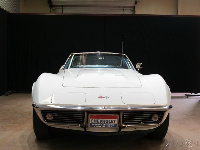 1968 White Chevrolet Corvette Coupe