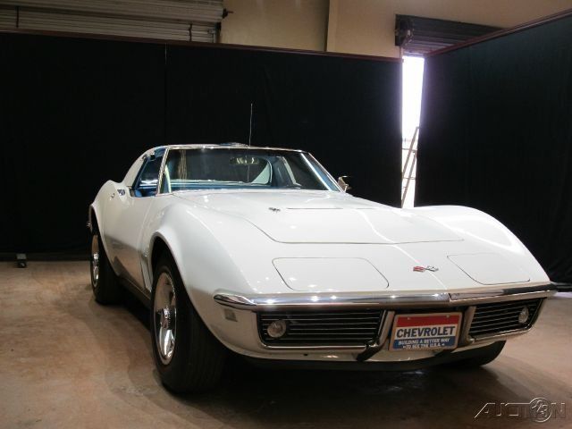 1968 White Chevrolet Corvette Coupe