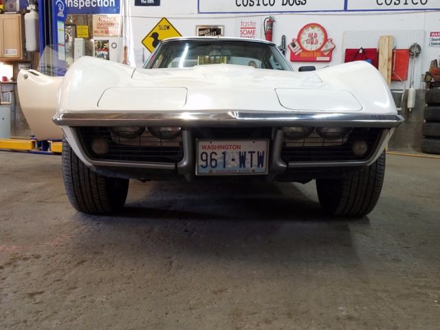 1968 White Chevrolet Corvette Coupe