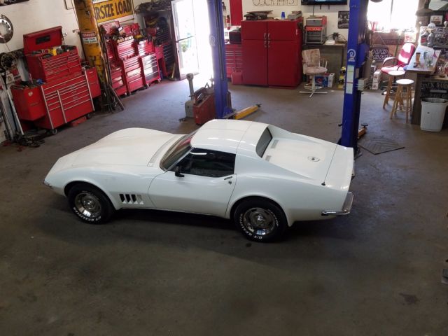 1968 White Chevrolet Corvette Coupe