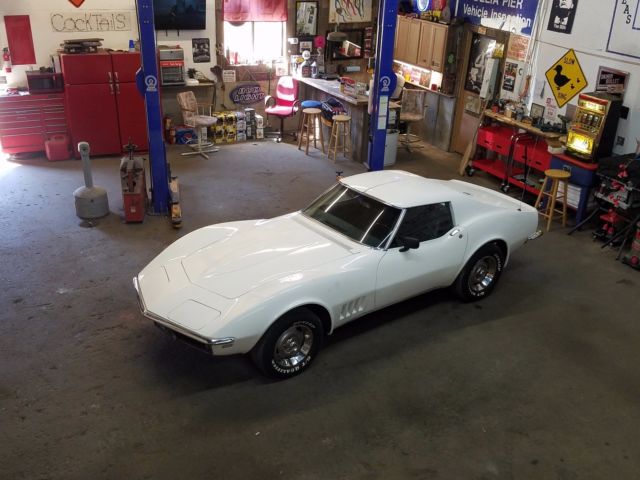 1968 White Chevrolet Corvette Coupe