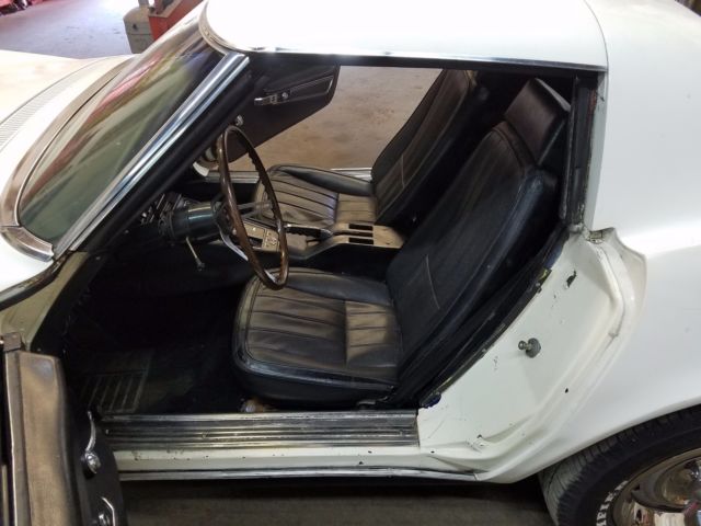 1968 White Chevrolet Corvette Coupe