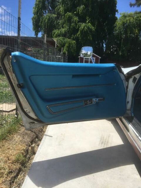 1968 White Chevrolet Corvette Coupe