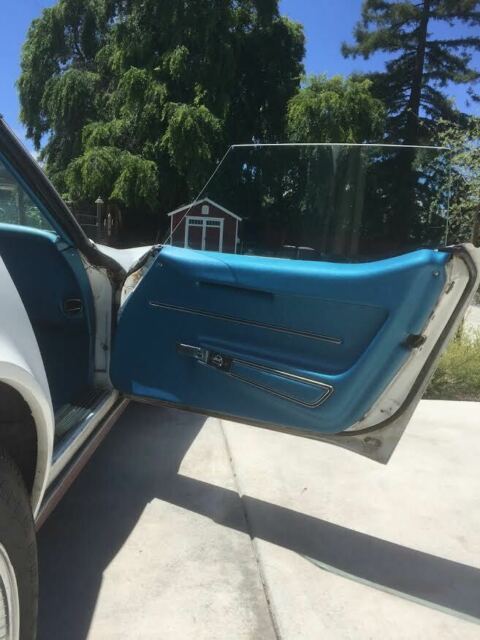 1968 White Chevrolet Corvette Coupe