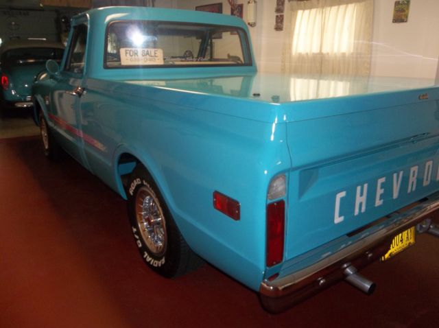 1968 turquise Chevrolet C-10