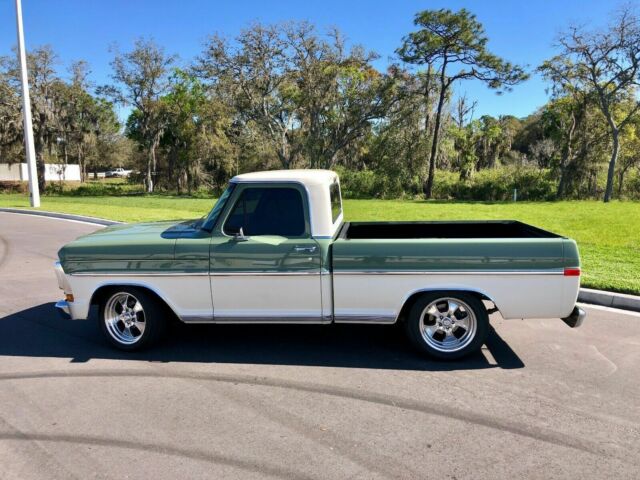 1968 BOXWOOD GREEN / WIMBLEDON WHITE Ford F-100 Standard Cab Pickup