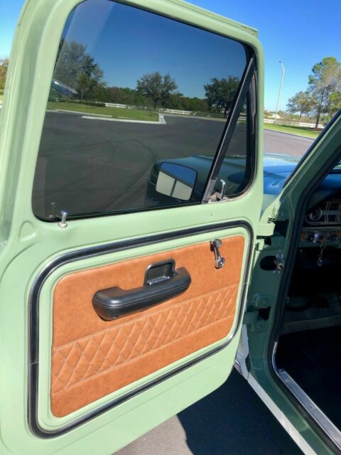 1968 BOXWOOD GREEN / WIMBLEDON WHITE Ford F-100 Standard Cab Pickup