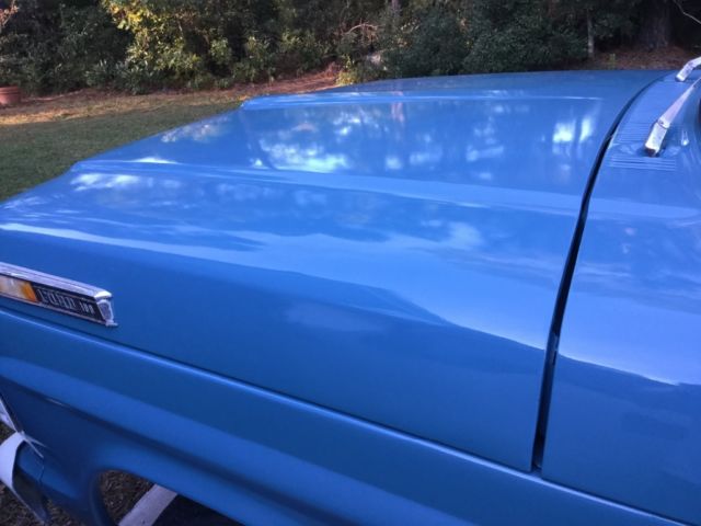 1968 Blue Ford F-100 pick-up SHORTBED