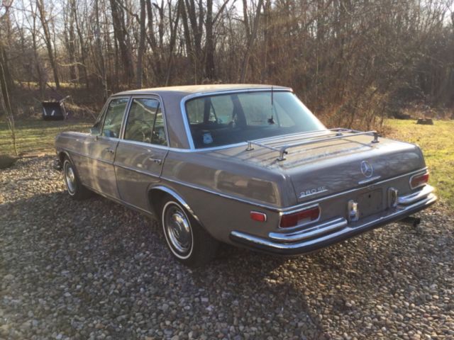 1968 Grey/green Mercedes-Benz 200-Series Sedan