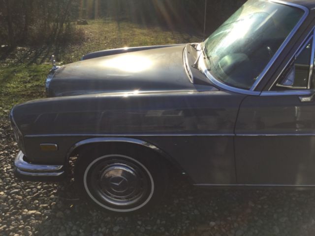 1968 Grey/green Mercedes-Benz 200-Series Sedan