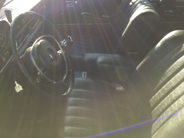 1968 Grey/green Mercedes-Benz 200-Series Sedan