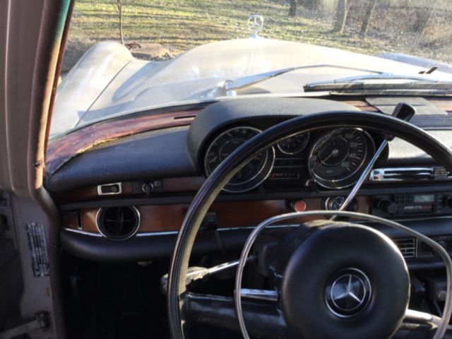 1968 Grey/green Mercedes-Benz 200-Series Sedan