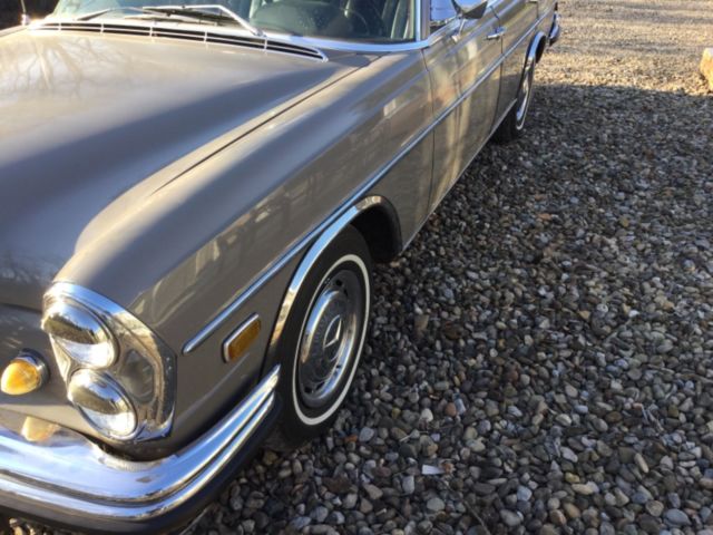 1968 Grey/green Mercedes-Benz 200-Series Sedan