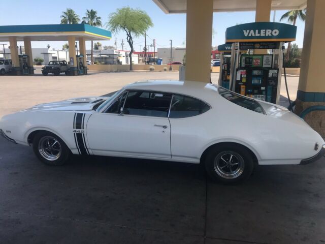 1968 White Oldsmobile 442 Coupe