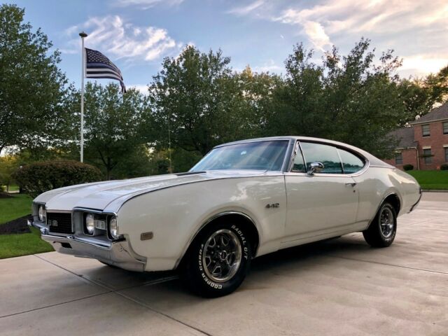 1968 White Oldsmobile 442 Coupe