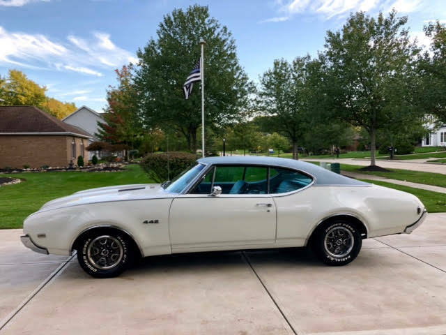 1968 White Oldsmobile 442 Coupe