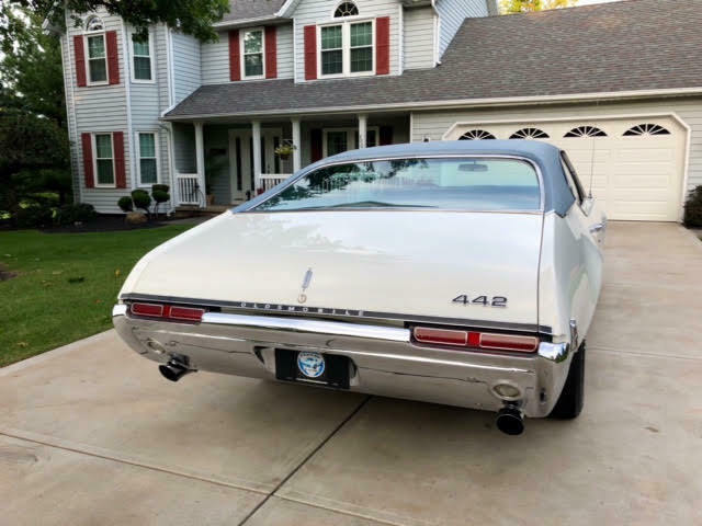 1968 White Oldsmobile 442 Coupe