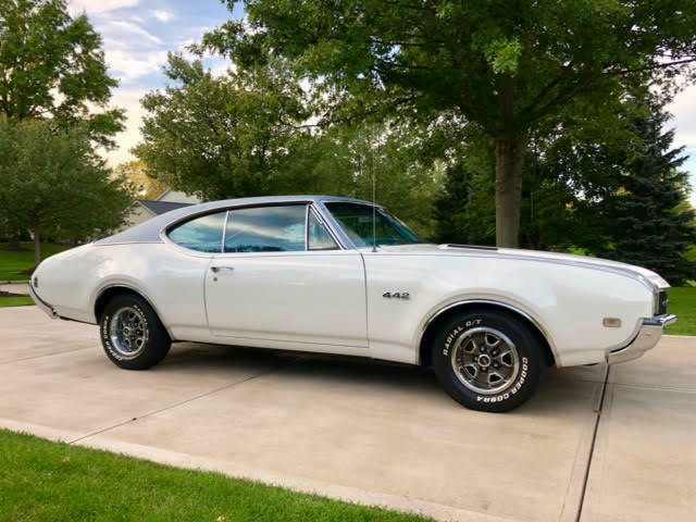 1968 White Oldsmobile 442 Coupe