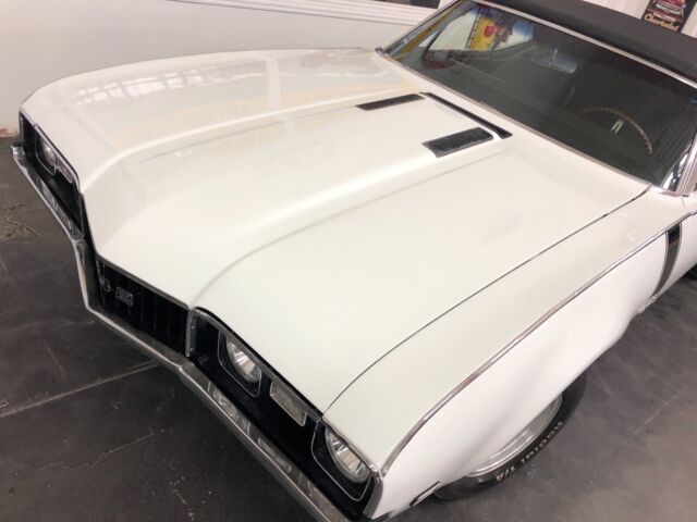1968 White Oldsmobile 442 Convertible