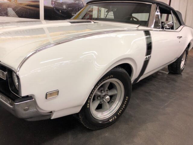 1968 White Oldsmobile 442 Convertible