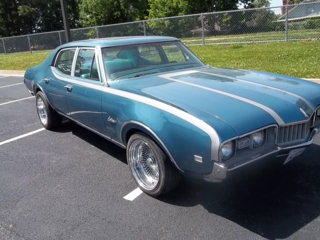 1968 Blue Oldsmobile Cutlass