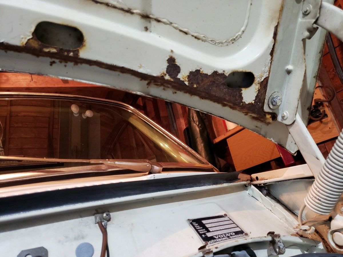 1968 White Volvo 142