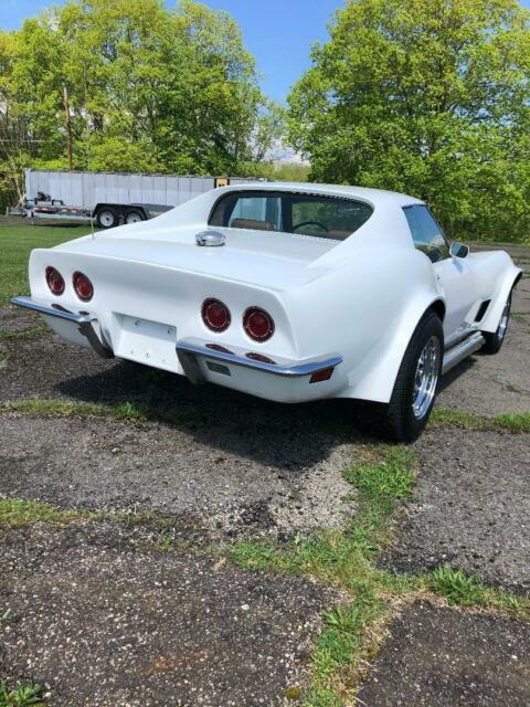 1969 White Chevrolet Corvette Coupe