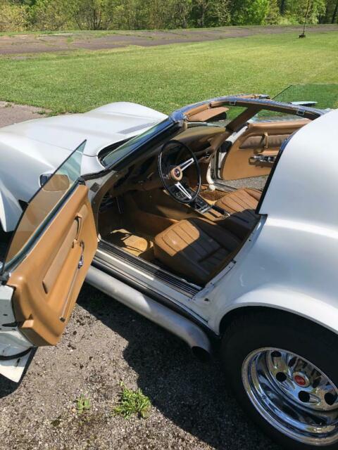 1969 White Chevrolet Corvette Coupe