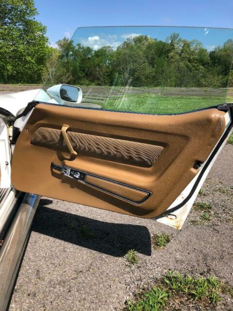 1969 White Chevrolet Corvette Coupe