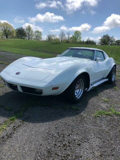 1969 White Chevrolet Corvette Coupe
