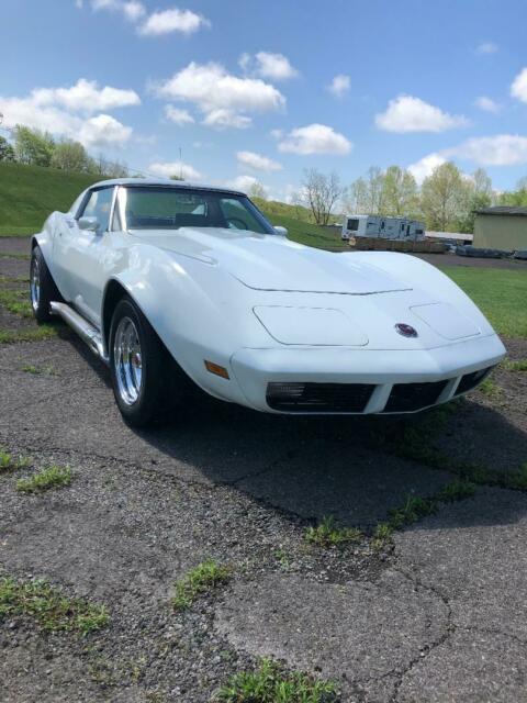 1969 White Chevrolet Corvette Coupe