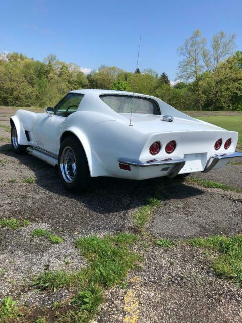 1969 White Chevrolet Corvette Coupe