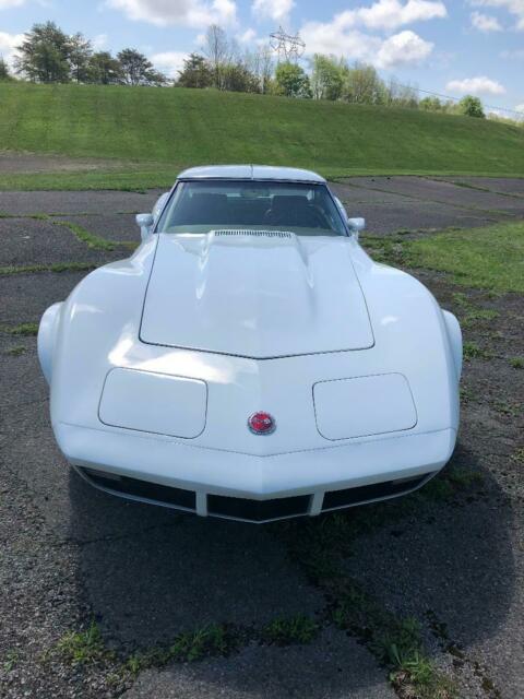 1969 White Chevrolet Corvette Coupe