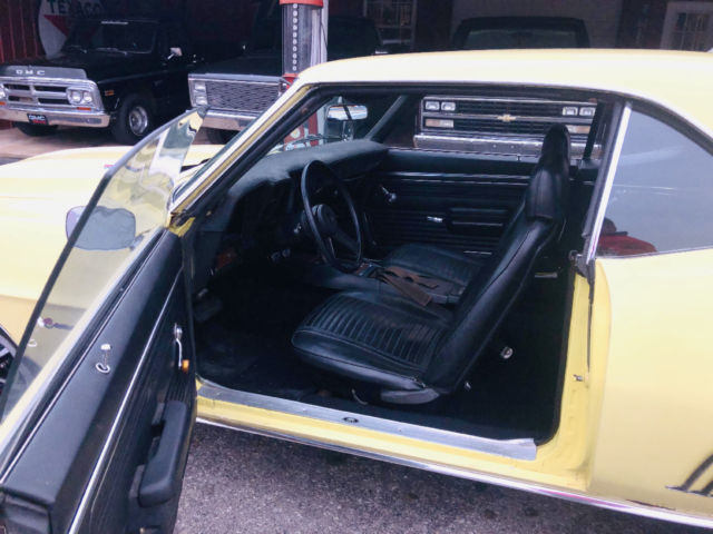 1969 Yellow Chevrolet Camaro --