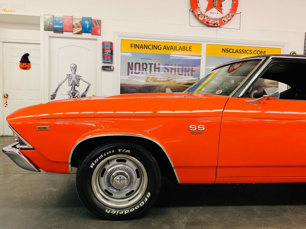 1969 Orange Chevrolet Chevelle 2 Door