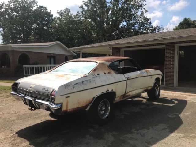 1969 White Chevrolet Chevelle Coupe