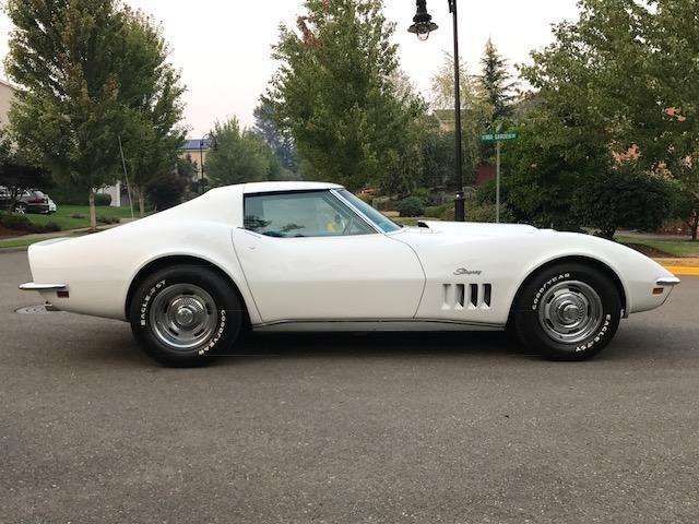 1969 White Chevrolet Corvette Coupe