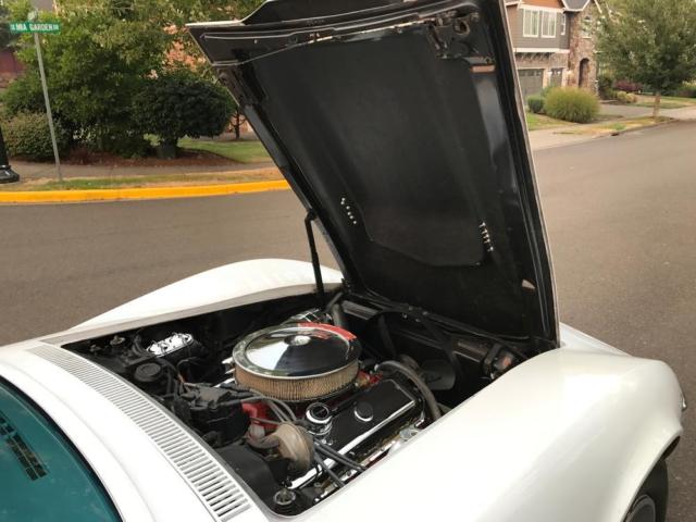 1969 White Chevrolet Corvette Coupe