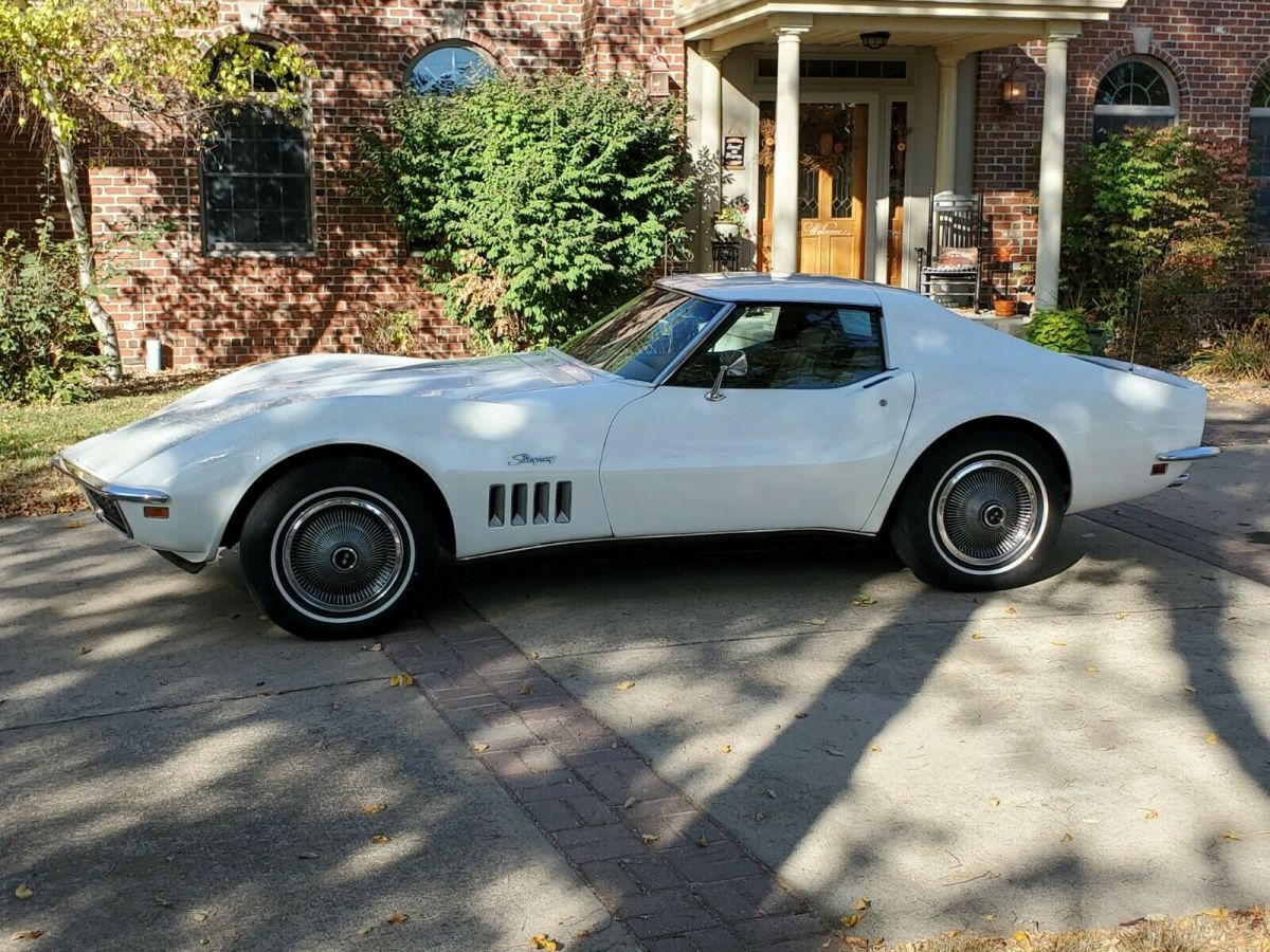 1969 White Chevrolet Corvette Coupe