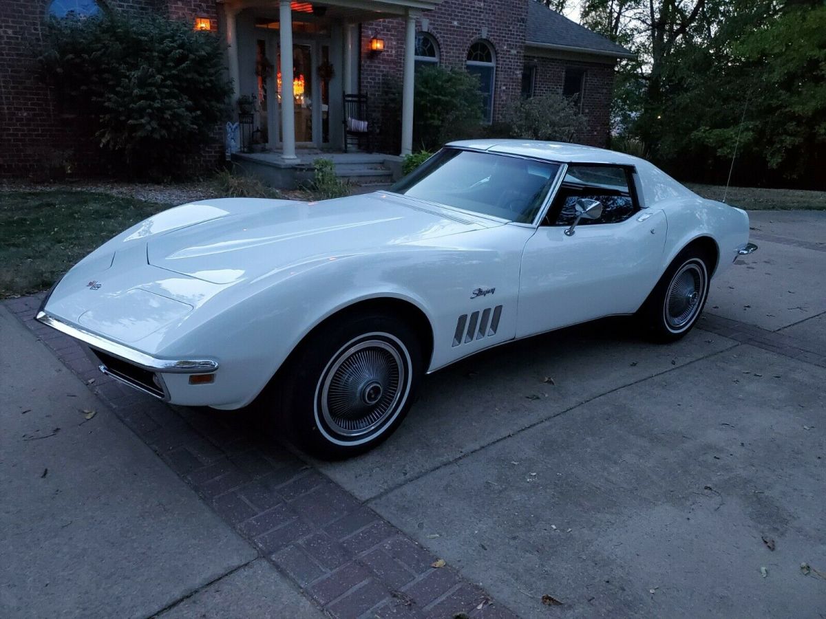 1969 White Chevrolet Corvette Coupe
