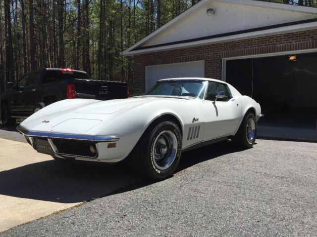 1969 White Chevrolet Corvette Coupe