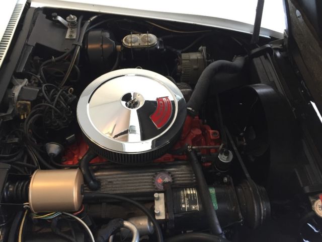 1969 White Chevrolet Corvette Coupe