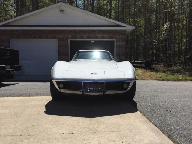 1969 White Chevrolet Corvette Coupe