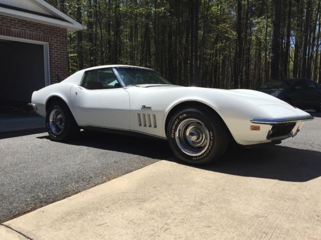 1969 White Chevrolet Corvette Coupe