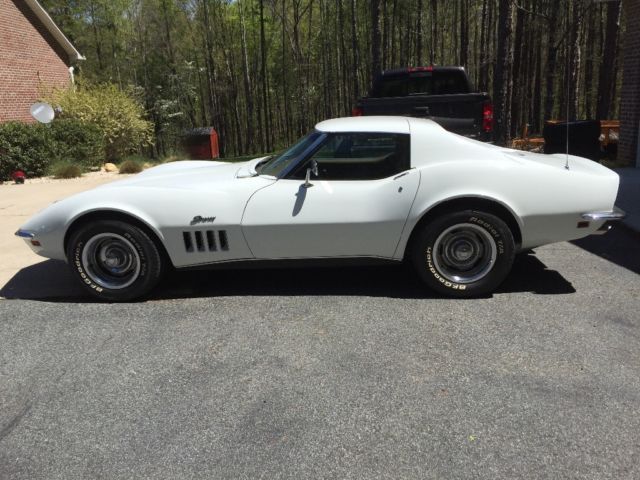 1969 White Chevrolet Corvette Coupe