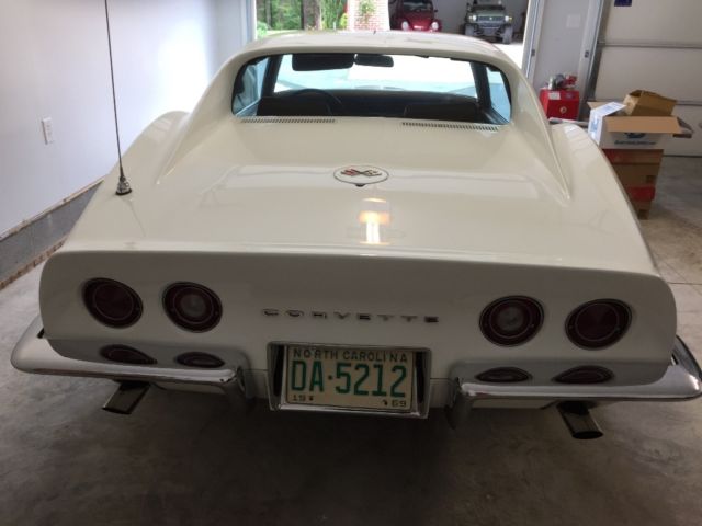 1969 White Chevrolet Corvette Coupe